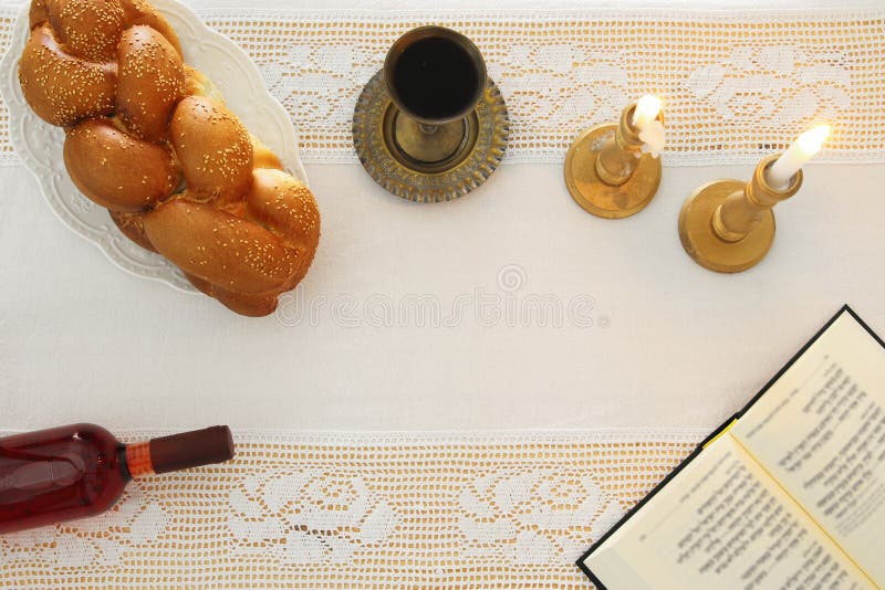 Immagine di Shabbat pane del challah, vino dello shabbat e candele sulla tavola Vista superiore fotografia stock Immagine di Shabbat pane del challah, vino dello shabbat e candele sulla tavola Vista superiore fotografia stock