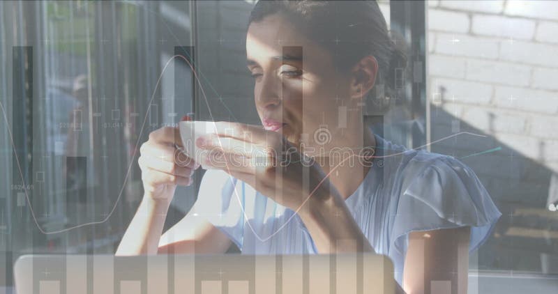 Immagine di statistiche e trattamento di dati su donne che bevono caffè e usano un portatile fotografia stock