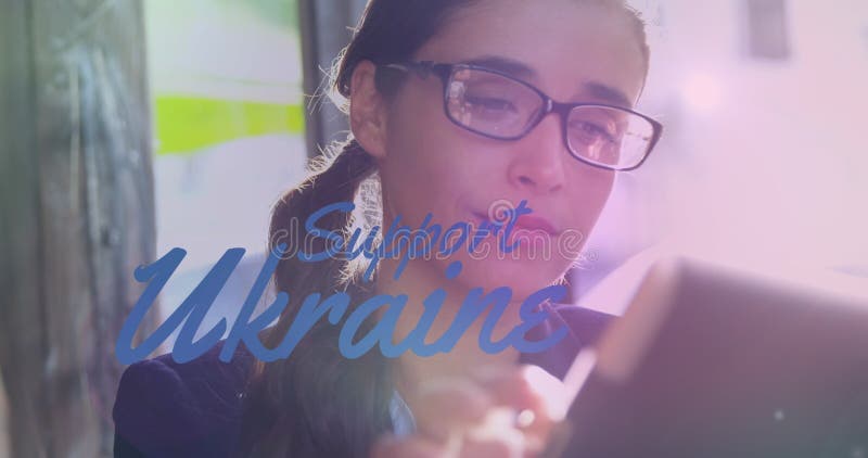Immagine di supporto del testo ucraino su una donna caucasica fotografia stock libera da diritti