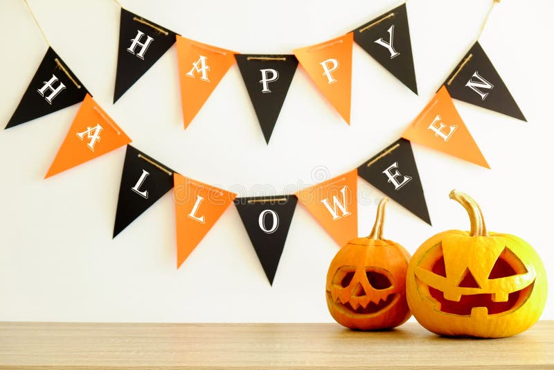 Immagine di tema di Halloween con le zucche scolpite nell'ambiente della festa immagini stock libere da diritti Immagine di tema di Halloween con le zucche scolpite nell'ambiente della festa immagini stock libere da diritti