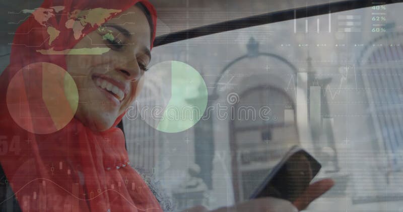 Immagine di un'elaborazione di dati finanziari su una donna biraciale che utilizza smartphone immagini stock