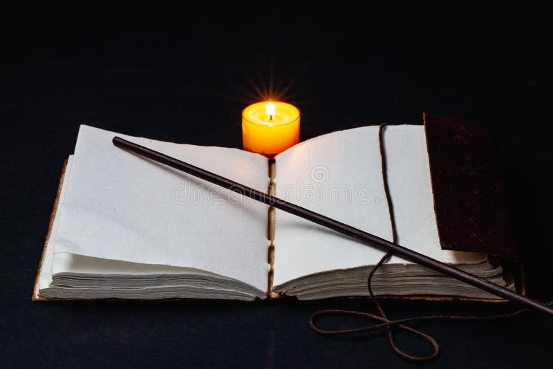 Immagine di un libro magico aperto sul tavolo nella stanza buia fotografia stock