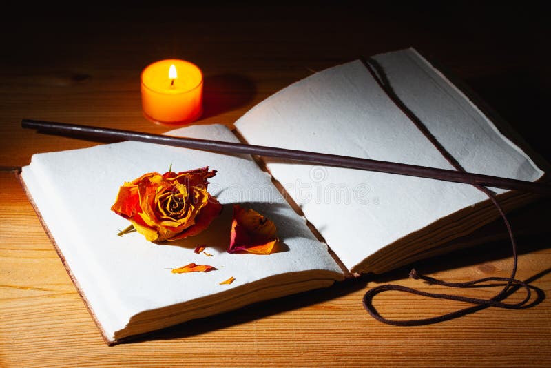 Immagine di un libro magico aperto sul tavolo nella stanza buia fotografia stock libera da diritti