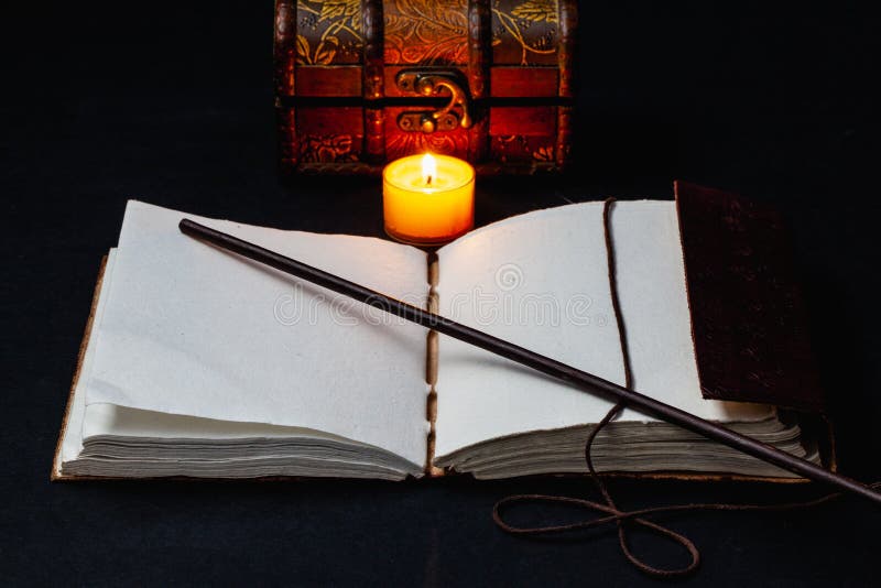 Immagine di un libro magico aperto sul tavolo nella stanza buia immagine stock