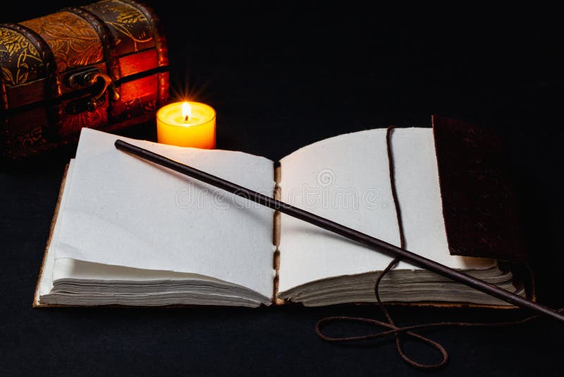 Immagine di un libro magico aperto sul tavolo nella stanza buia fotografia stock libera da diritti