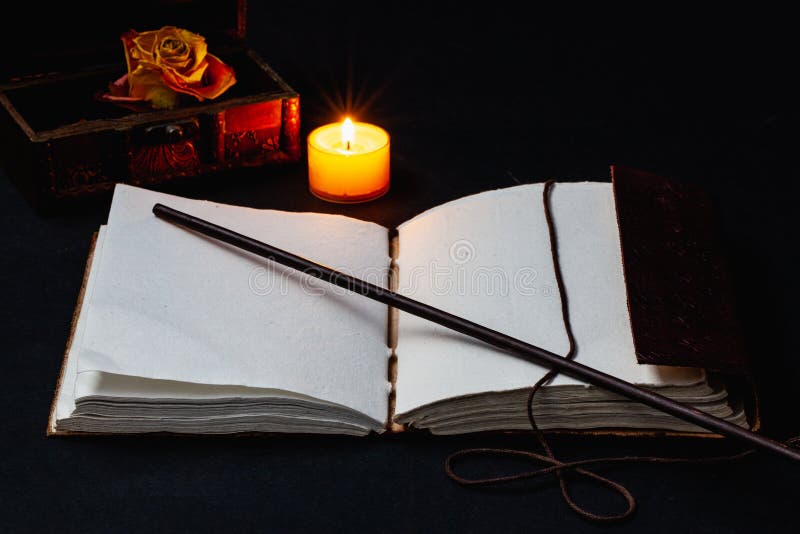 Immagine di un libro magico aperto sul tavolo nella stanza buia fotografia stock
