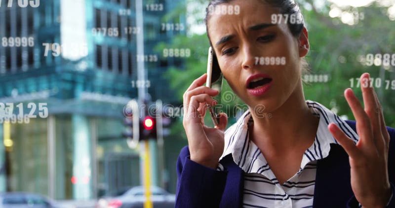 Immagine di una donna d'affari biraciale che utilizza smartphone immagini stock libere da diritti