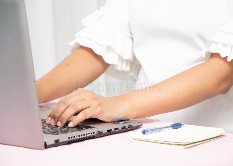Immagine di una donna incinta dai 3 ai 6 anni il mese sta lavorando sui suoi affari. immagini stock