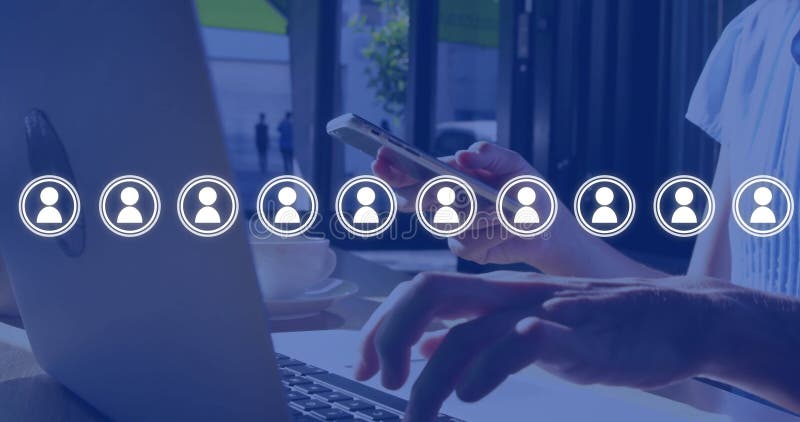 Immagine di una rete di personaggi icone sulla imprenditrice caucasica che usa smartphone e laptop immagini stock
