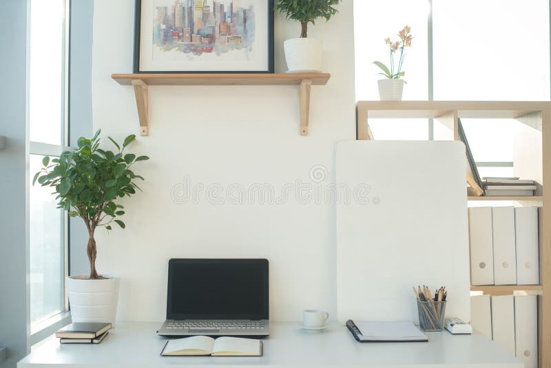 Immagine di vista frontale del posto di lavoro dello studio con il taccuino in bianco, computer portatile Tavola di lavoro comoda