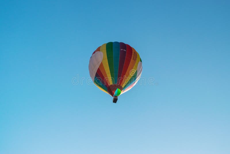 Immagine editoriale della mongolfiera o dell'aerostato nel cielo blu immagini stock Immagine editoriale della mongolfiera o dell'aerostato nel cielo blu immagini stock