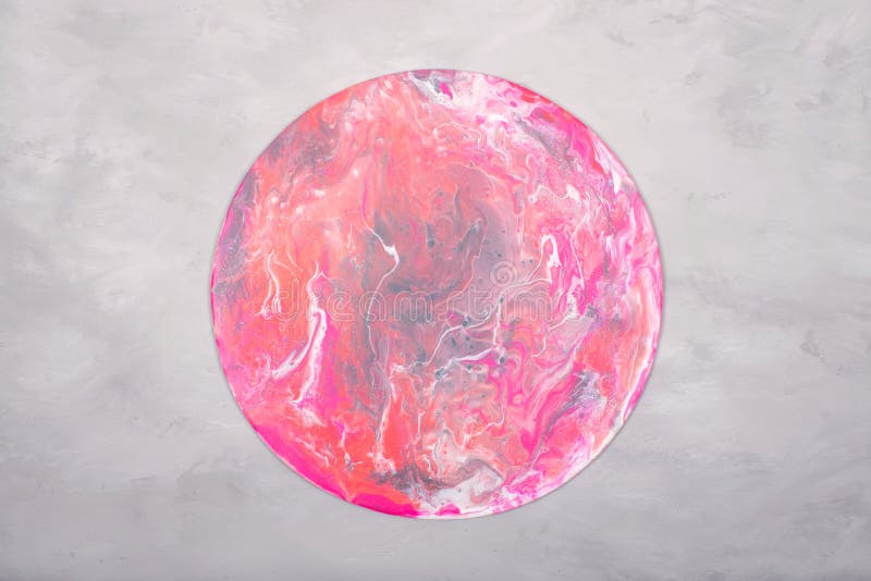 Immagine fluida di arte degli acrilici Pittura acrilica di versamento nei colori rosa su fondo grigio Materiale illustrativo crea fotografie stock Immagine fluida di arte degli acrilici Pittura acrilica di versamento nei colori rosa su fondo grigio Materiale illustrativo crea fotografie stock