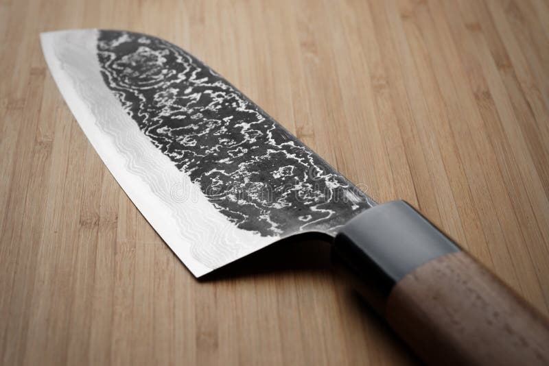 Immagine Grungy del coltello da cucina dell'acciaio di Damasco fotografie stock libere da diritti Immagine Grungy del coltello da cucina dell'acciaio di Damasco fotografie stock libere da diritti