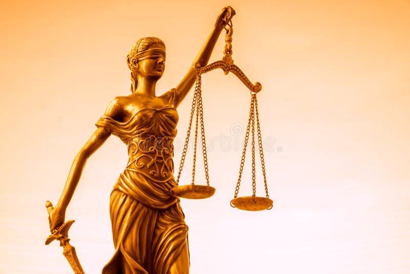 Immagine legale di concetto di legge, bilancia della giustizia, luce dorata