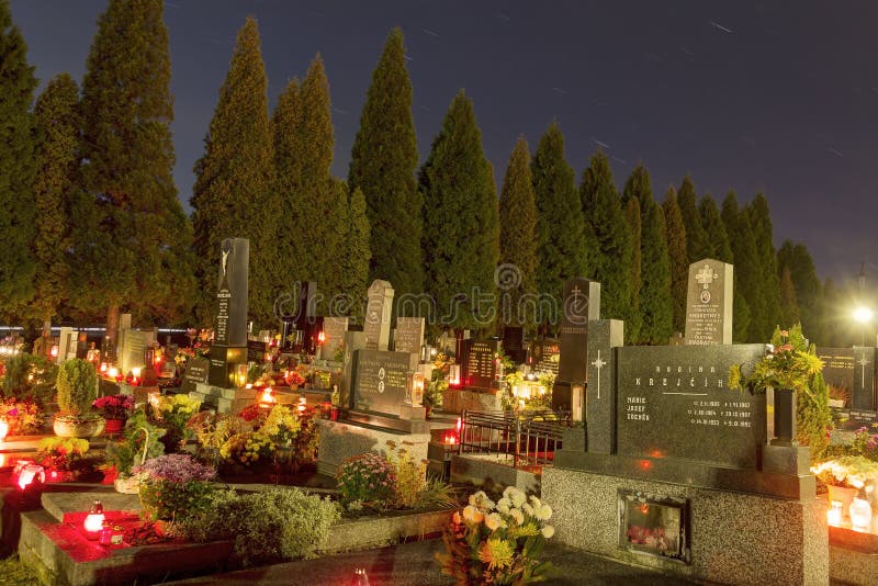 Immagine lunga di notte di esposizione di HDR di piccolo cimitero del villaggio in Paskov con le decorazioni e le candele che bru immagine stock Immagine lunga di notte di esposizione di HDR di piccolo cimitero del villaggio in Paskov con le decorazioni e le candele che bru immagine stock