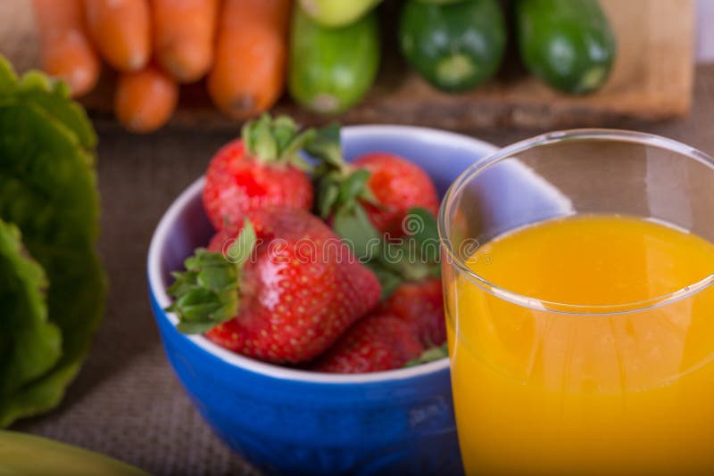 Immagine piacevole di una frutta e di un succo a base di verdura immagine stock Immagine piacevole di una frutta e di un succo a base di verdura immagine stock