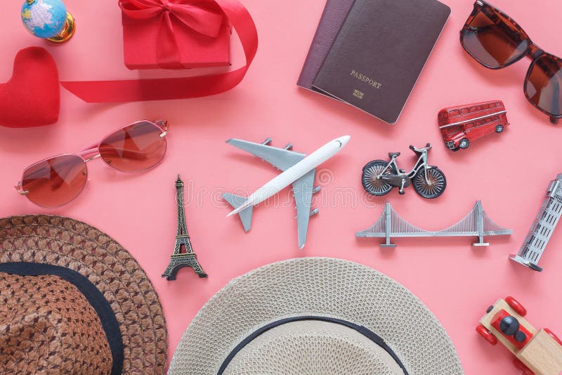 Immagine piana di disposizione delle donne accessorie dell'abbigliamento per progettare viaggio nel fondo di giorno del ` s del b fotografia stock Immagine piana di disposizione delle donne accessorie dell'abbigliamento per progettare viaggio nel fondo di giorno del ` s del b fotografia stock