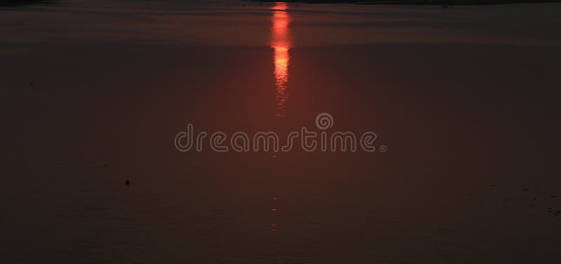 Immagine prodotta dalla luce rossa d'oro brillante nell'acqua di laghi al mattino, natura dell'alba fotografia stock