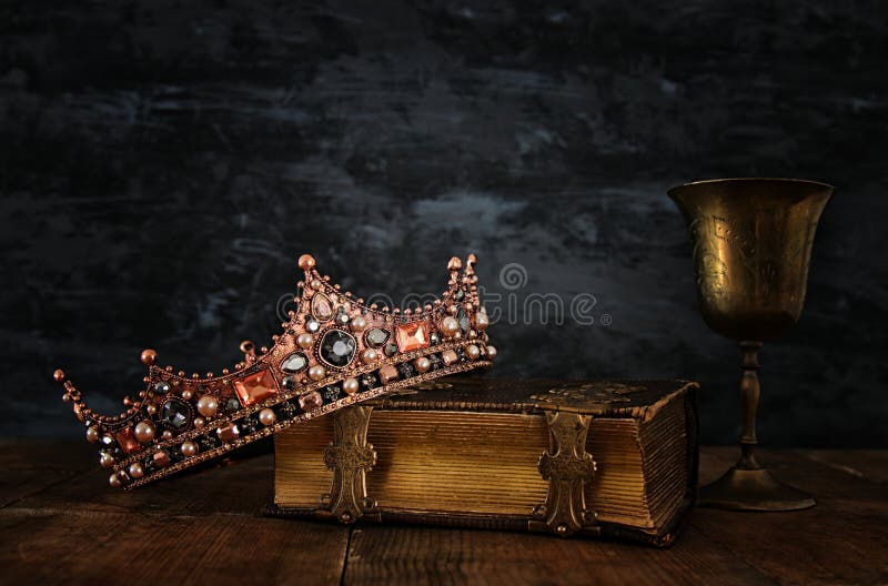 immagine scura di belle regina/corona di re sul vecchio libro immagini stock libere da diritti immagine scura di belle regina/corona di re sul vecchio libro immagini stock libere da diritti