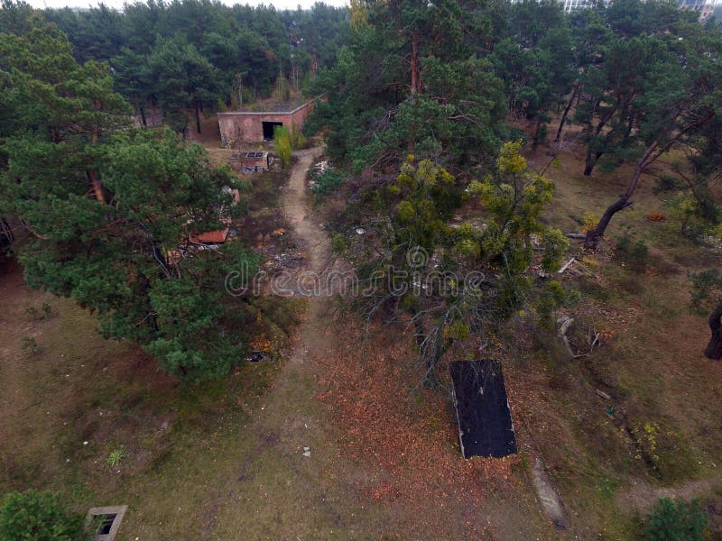 Immagine sovietica abbandonata e vandalizzata del fuco della base militare immagine stock libera da diritti Immagine sovietica abbandonata e vandalizzata del fuco della base militare immagine stock libera da diritti