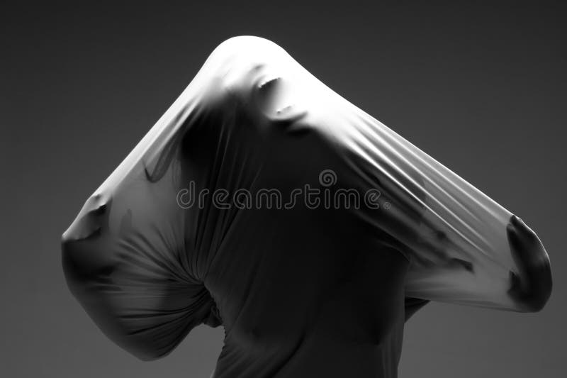 Immagine spaventosa di orrore di una donna bloccata in tessuto