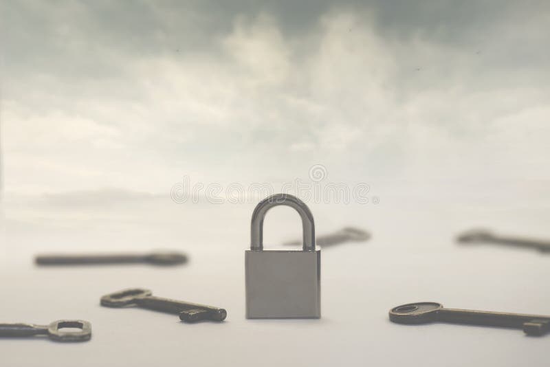 Immagine surreale di infinite chiavi come soluzione ad un singolo lucchetto o problema, concetto di scelta, successo, soluzioni fotografie stock libere da diritti