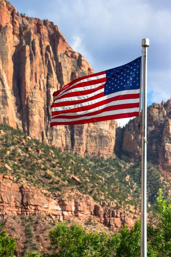 Immagine verticale della bandiera americana con le montagne nel fondo fotografia stock Immagine verticale della bandiera americana con le montagne nel fondo fotografia stock