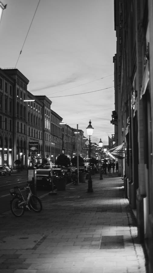 Immagine verticale in scala di grigio di una città con luci immagine stock libera da diritti