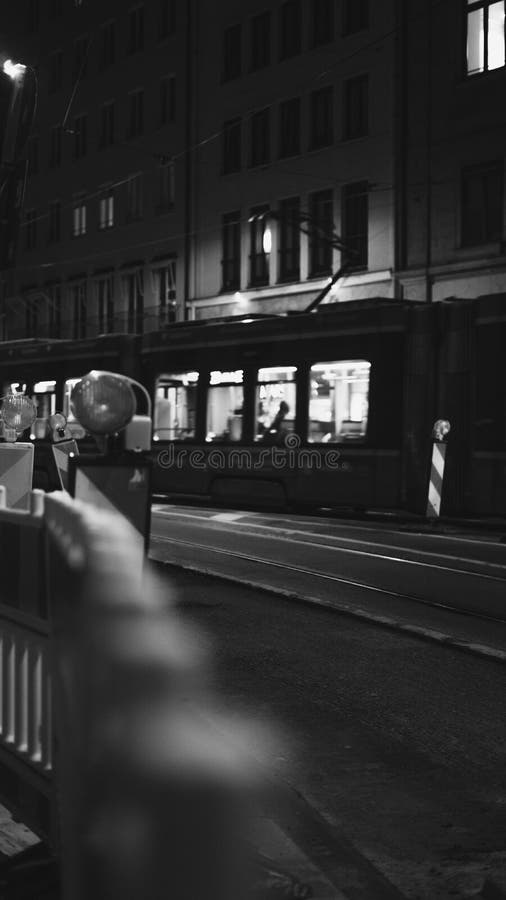 Immagine verticale in scala di grigio di una città con luci immagini stock