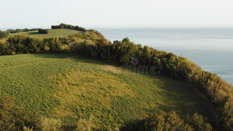 Immagini cinematografiche di case su Green Tree Mountain Hill con una straordinaria vista della costa solare estiva a Pesaro Ital