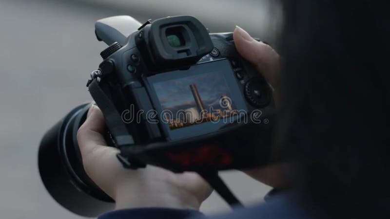 Immagini della fucilazione della ragazza del fotografo la donna passa la macchina fotografica della tenuta che prende le foto La immagine stock libera da diritti Immagini della fucilazione della ragazza del fotografo la donna passa la macchina fotografica della tenuta che prende le foto La immagine stock libera da diritti