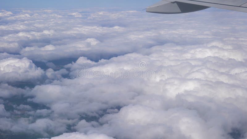 Immagini della vista aerea sopra le nuvole dalla finestra del velivolo con cielo azzurro