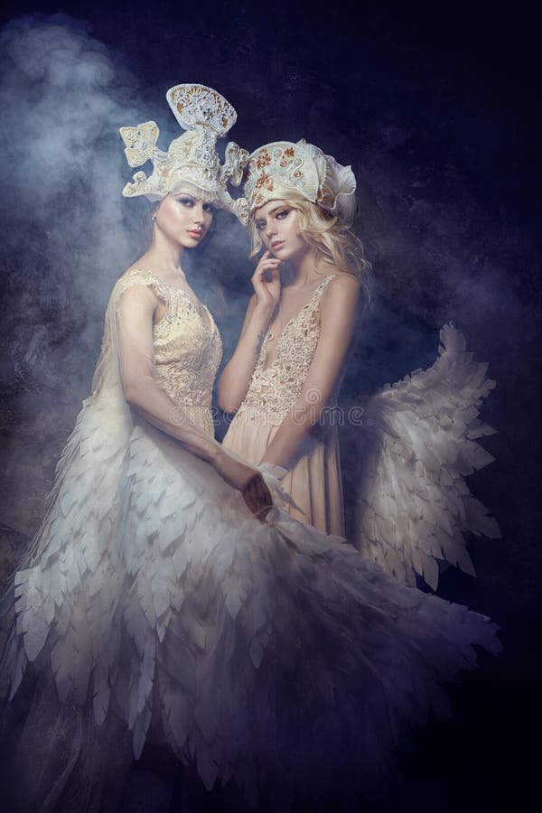 Immagini leggiadramente di arte della crisalide di angelo delle donne Le ragazze con l'angelo traversa, modelli di bellezza che p fotografie stock Immagini leggiadramente di arte della crisalide di angelo delle donne Le ragazze con l'angelo traversa, modelli di bellezza che p fotografie stock