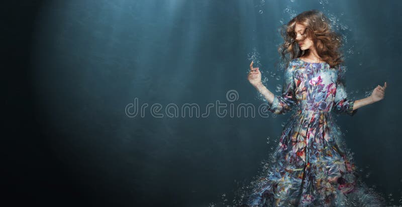 immersion Frau im tiefen blauen Meer phantasie