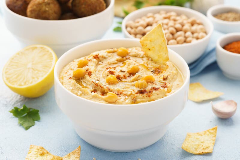 Immersione di hummus con le patate fritte, la pita ed il falafel Alimento sano fotografie stock Immersione di hummus con le patate fritte, la pita ed il falafel Alimento sano fotografie stock