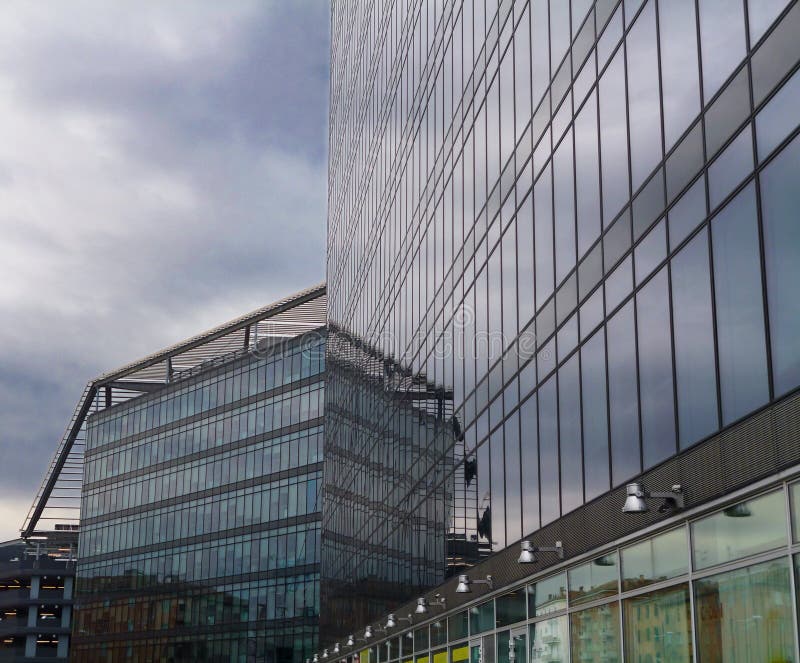 Immeuble de bureaux moderne photos stock Immeuble de bureaux moderne photos stock