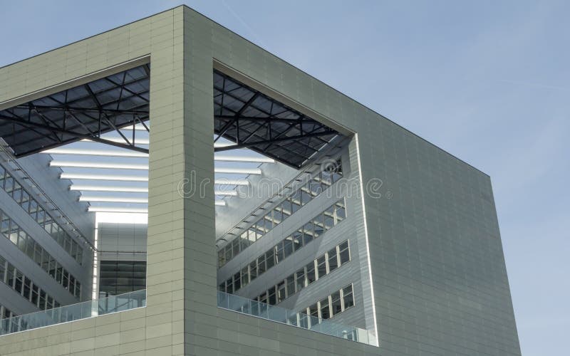 Immeuble de bureaux moderne photographie stock libre de droits Immeuble de bureaux moderne photographie stock libre de droits