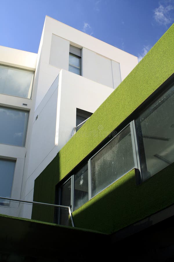 Immeuble de bureaux moderne d'ECO image libre de droits Immeuble de bureaux moderne d'ECO image libre de droits