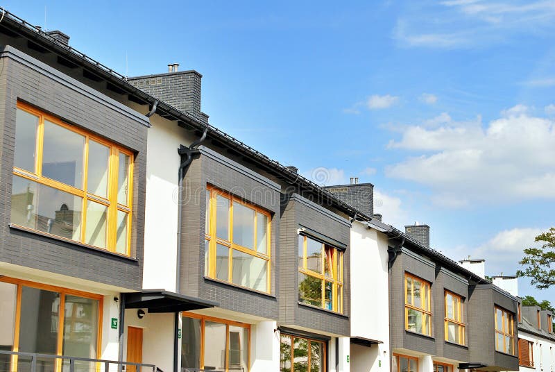Immeuble moderne et de luxe Maison de rapport moderne photographie stock libre de droits Immeuble moderne et de luxe Maison de rapport moderne photographie stock libre de droits