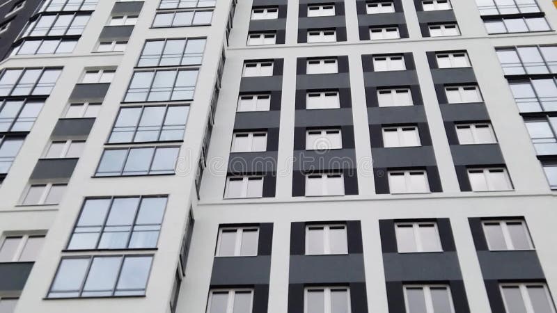 Immeuble résidentiel moderne de plusieurs étages banque de vidéos