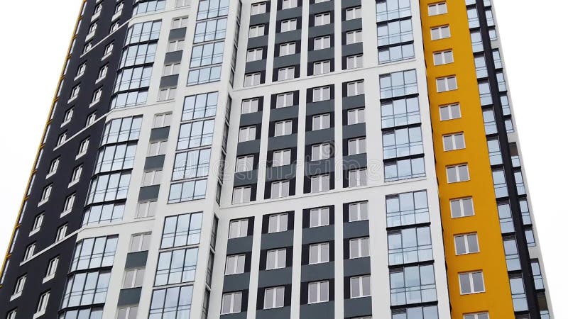 Immeuble résidentiel moderne de plusieurs étages clips vidéos