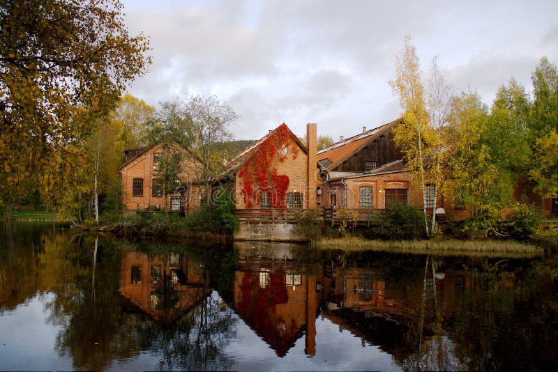 immeubles de brique rouges par la rivière d'Akerselva à Oslo, Norvège photo stock immeubles de brique rouges par la rivière d'Akerselva à Oslo, Norvège photo stock