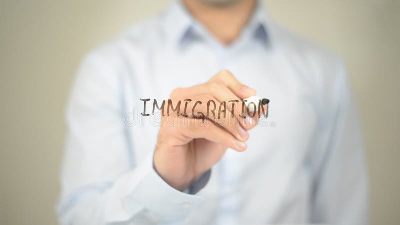 Immigration, écriture d'homme sur l'écran transparent photos libres de droits Immigration, écriture d'homme sur l'écran transparent photos libres de droits