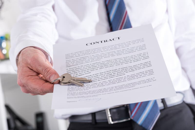Immobilienagentur, die Schlüssel mit Vertrag gibt stockfoto Immobilienagentur, die Schlüssel mit Vertrag gibt stockfoto