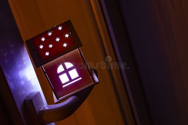 Immobilienkonzept mit einem kleinen Spielzeugholzhaus auf der Fensterkurbel Die Idee des Konzeptes von Immobilien, persönliches E lizenzfreie stockfotografie Immobilienkonzept mit einem kleinen Spielzeugholzhaus auf der Fensterkurbel Die Idee des Konzeptes von Immobilien, persönliches E lizenzfreie stockfotografie