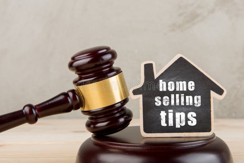 Immobilienkonzeptauktionshammer und kleines Haus mit Aufschrift Ausgangsverkaufs- Spitzen stockbild Immobilienkonzeptauktionshammer und kleines Haus mit Aufschrift Ausgangsverkaufs- Spitzen stockbild