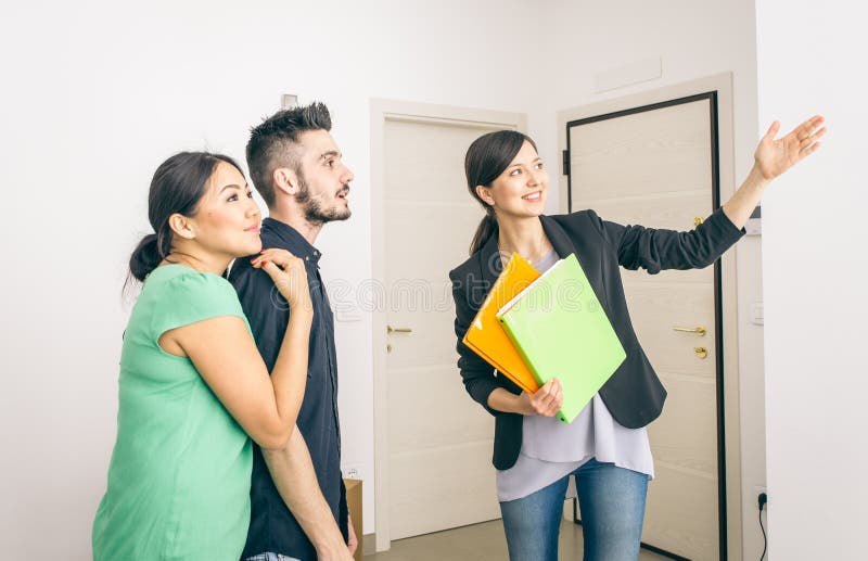 Immobilienmaklerabschluß ein Vertrag stockfotografie Immobilienmaklerabschluß ein Vertrag stockfotografie