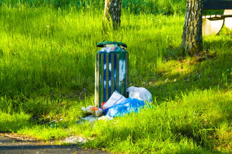 Immondizia destituita ad una fermata in Hesse, Germania di resto immagine stock Immondizia destituita ad una fermata in Hesse, Germania di resto immagine stock