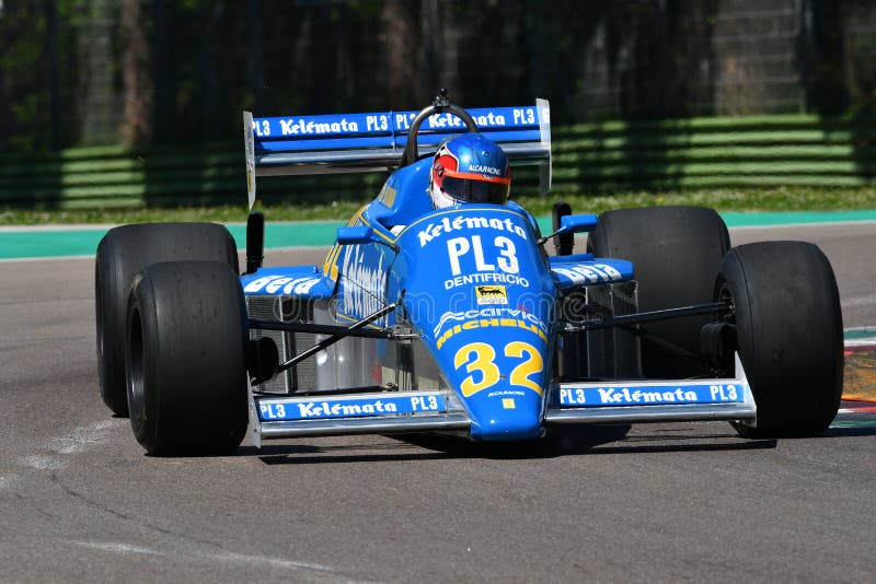 Imola, 27 2019 Kwiecie?: Historyczny 1983 Osella FA1E Alfa Romeo F1 jad?cy nieznane podczas Minardi Historycznego dnia 2019 fotografia royalty free Imola, 27 2019 Kwiecie?: Historyczny 1983 Osella FA1E Alfa Romeo F1 jad?cy nieznane podczas Minardi Historycznego dnia 2019 fotografia royalty free