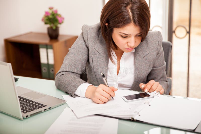 Calculer les impôts avec un smartphone image stock